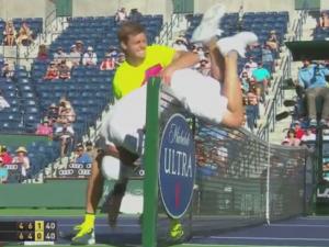 Tennis - Hot shot: Mardy Fish "trồng cây chuối" sau cú bỏ nhỏ