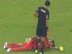 Bóng đá - Thủ môn giả vờ "ngủ" để thoát thẻ đỏ