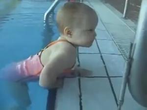 Thể thao - Bé 2 tuổi gây sốt với màn bơi lội như "rái cá"