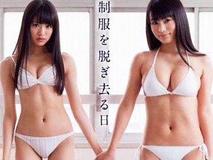 Bí quyết mặc đẹp - Bức ảnh 2 người mẫu mặc bikini gây “bão” ở Nhật