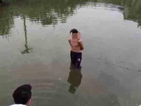 Tin tức trong ngày - TQ: Bé trai trộm tiền bị bắt quỳ, mình trần ngâm nước lạnh 10 độ C