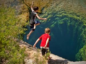 Thể thao - Đùa với tử thần: Lao mình xuống "hố chết"