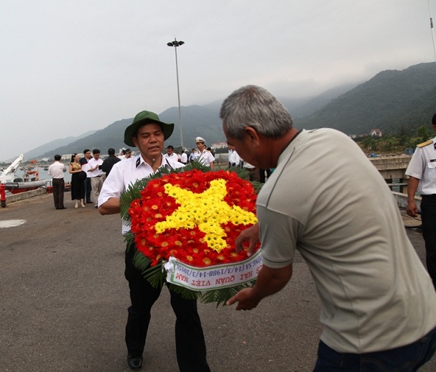 Tin tức trong ngày - Thả hoa đăng tưởng nhớ 64 liệt sỹ ở trận chiến Gạc Ma