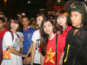 Bóng đá - Fan cuồng ùa xuống sân, cầu thủ U23 VN “giật mình”