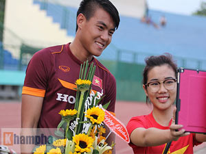 Bóng đá - Fan nữ "đột nhập" sân tập, mừng sinh nhật SAO U23 VN