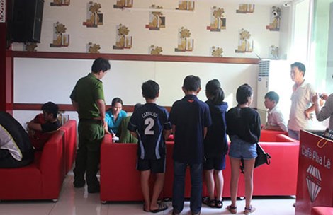 Pháp luật - Phát hiện quán cà phê cho trẻ hút Shisha