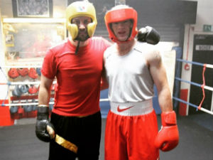 Bóng đá - Rooney bị sao Stoke City đấm gục tại nhà