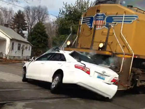 Ô tô - Xe máy - Video: Camry bị tàu hỏa hất tung vì… cố vượt