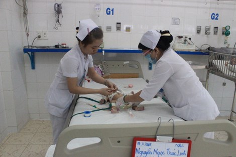 Sức khỏe đời sống - Cắt bỏ khối u "khủng" cho bé gái 2,5 tháng tuổi