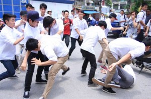 Tin tức trong ngày - Học sinh đánh nhau dã man: &quot;Trừng phạt cũng là bạo lực&quot;