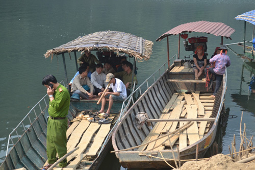 Tin tức trong ngày - Cặp vợ chồng trẻ mất tích trên hồ thủy điện