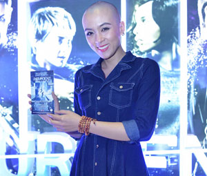 Phim - Cô gái đầu trọc của VN Idol gây chú ý tại lễ ra mắt phim