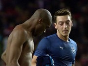 Bóng đá - Đổi áo với đối thủ giữa hiệp, Ozil bị chỉ trích