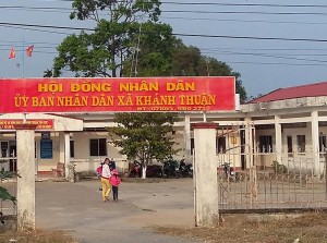 Pháp luật - Mang xăng tới ủy ban dọa đốt, đòi tiền cán bộ xã