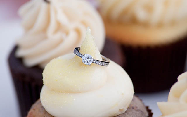 Tin tức trong ngày - Suýt chết ngạt vì nuốt nhẫn đính hôn trong bánh ngọt