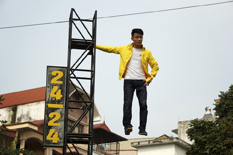 Bạn trẻ - Cuộc sống - Clip chàng trai bay lơ lửng trên không trung ở Hà Nội