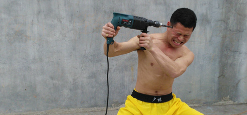 Phi thường - kỳ quặc - Chân dung chàng 9x dùng khoan điện đâm thẳng thái dương