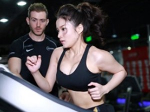 Ca nhạc - MTV - Đột nhập phòng tập ngắm body bốc lửa của Thủy Top