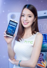 Thời trang Hi-tech - Mỹ nữ duyên dáng bên điện thoại HTC Desire 826