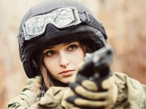 Bạn trẻ - Cuộc sống - 9x Nga đẹp mê hoặc trong trang phục lính