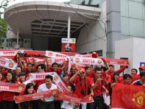 Bóng đá - Fan MU "đối đầu" fan Liverpool trên sân phủi