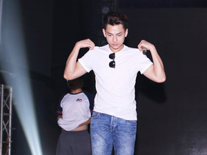 Ca nhạc - MTV - Isaac "đốn tim" fan nữ trên sân khấu HTV Awards