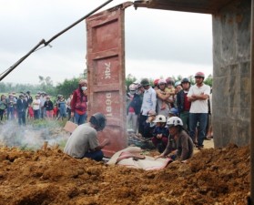 Tin tức trong ngày - Va chạm với xe ben, một phụ nữ bị vùi sâu trong đất