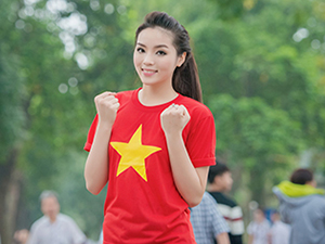 Người mẫu - Hoa hậu - HH Kỳ Duyên mặc áo cờ đỏ sao vàng chạy bộ ở Hồ Gươm