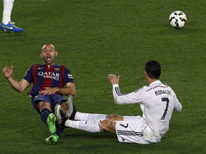 Bóng đá - Ronaldo, Mascherano trình diễn "tuyệt kỹ" ăn vạ