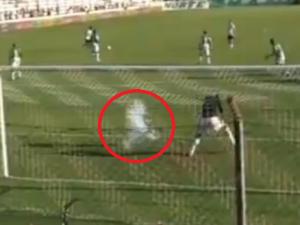 Bóng đá - CĐV quá khích bắn rocket "hạ" thủ môn đối phương