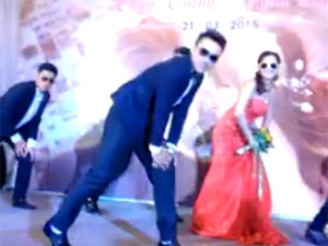 Bạn trẻ - Cuộc sống - Cô dâu chú rể “quậy" tưng bừng với vũ điệu cồng chiêng