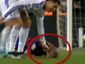 Bóng đá - Top clip "độc" 16-23/03: CR7 "véo tai" Mascherano