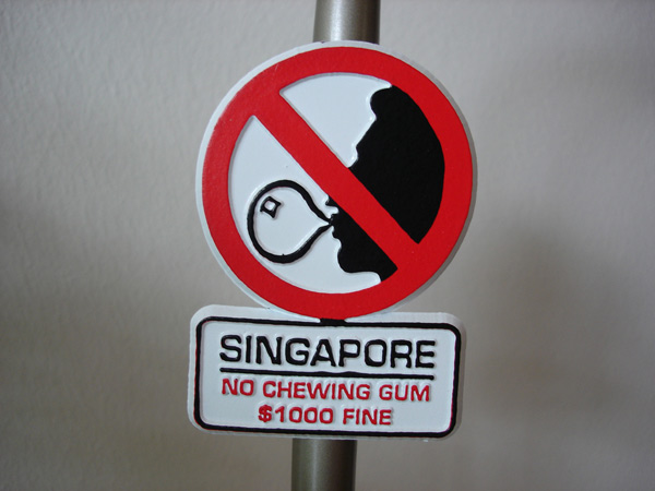 Lý Quang Diệu đã cấm kẹo cao su ở Singapore ra sao?