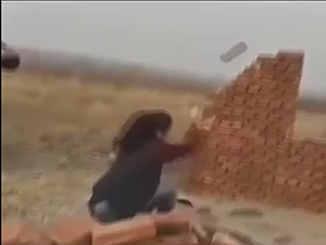 Phi thường - kỳ quặc - Ngạc nhiên với clip cô gái "xây nhà như... thánh"