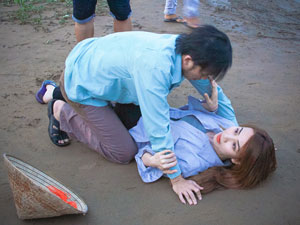 Phim - Màn "vật lộn" có một không hai của Hoài Linh, Ngân Khánh