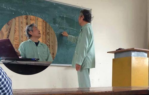 Bạn trẻ - Cuộc sống - Rưng rưng thầy giáo Bách Khoa mặc đồ bệnh nhân đứng lớp