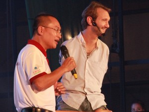 Bạn trẻ - Cuộc sống - Nick Vujicic thắp sáng nghị lực cho giới trẻ Nghệ An