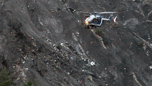 Video: Xác máy bay A320 tan nát trên sườn núi
