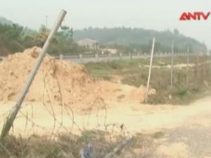 Video An ninh - Dân phá rào chắn đường cao tốc Nội Bài - Lào Cai
