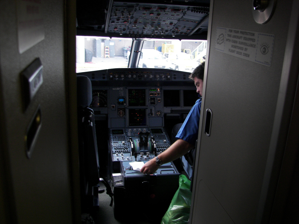 Máy bay A320 rơi: Cơ trưởng đã tự sát?