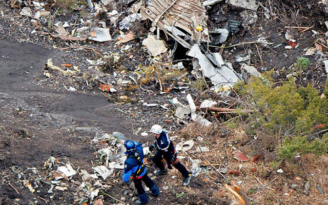 Airbus A320 rơi: Những thi thể đầu tiên được đưa khỏi sườn núi