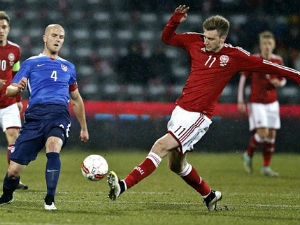 Bóng đá - "Chân gỗ" Bendtner lập hat-trick, truyền thông châu Âu lên cơn sốt