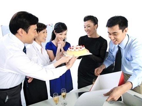 Chuyện công sở - Tôi biết phải mua gì tặng để sếp vừa lòng đây?