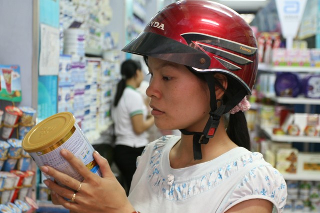 Thị trường - Tiêu dùng - Giật mình chuyện mua vỏ hộp sữa giá cao