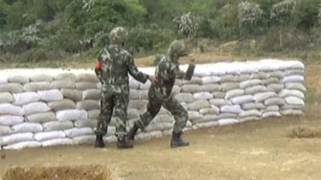 Tin tức trong ngày - Video: Ném hụt lựu đạn, lính TQ thoát chết trong gang tấc