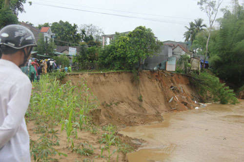 Tin tức trong ngày - Mưa lũ gây sạt lở, đổ nhà, 500 hộ dân bị cô lập