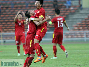 Tin bên lề bóng đá - Thắng trận đầu, Công Phượng &amp; U23 VN "tưng bừng nhảy múa"