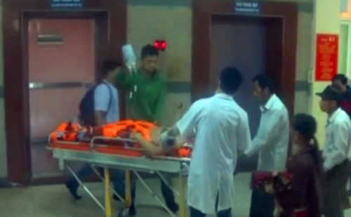 Tin tức trong ngày - Sập giàn giáo: Thêm 1 nạn nhân phải chuyển ra BV Bạch Mai