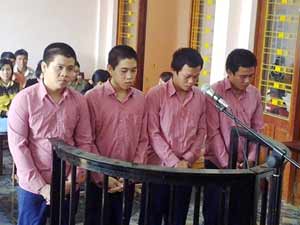 Pháp luật - Trả thù cho bạn, 4 thanh niên cùng vào tù