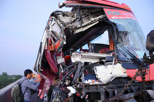 Tin tức trong ngày - Xe khách tông 2 xe tải trên cao tốc, 10 người thương vong